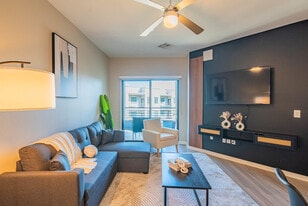 777 E Stella Ln in Phoenix, AZ - Building Photo