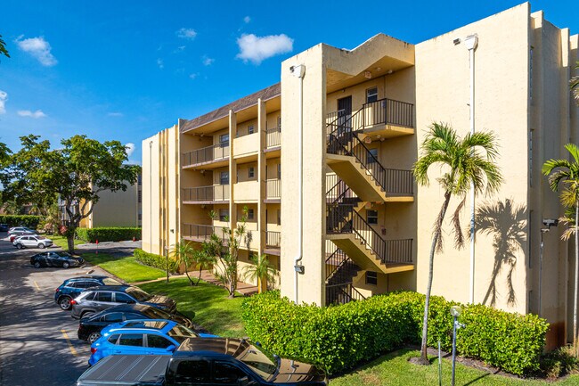 Plantation Pines in Plantation, FL - Foto de edificio - Building Photo