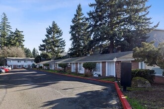 Glendoveer Village in Portland, OR - Building Photo - Building Photo
