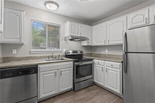 100 Chattahoochee Cir, Unit 407 in Roswell, GA - Building Photo