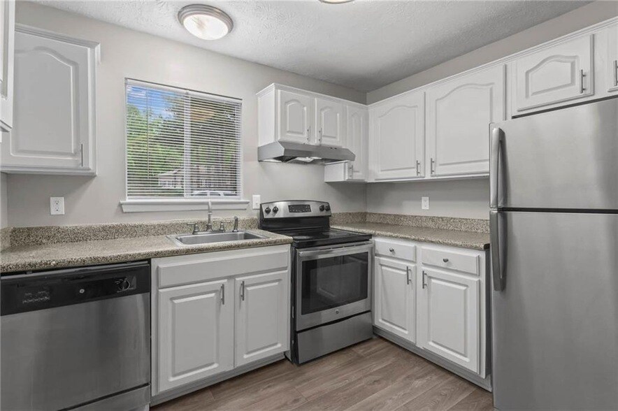 100 Chattahoochee Cir, Unit 407 in Roswell, GA - Building Photo