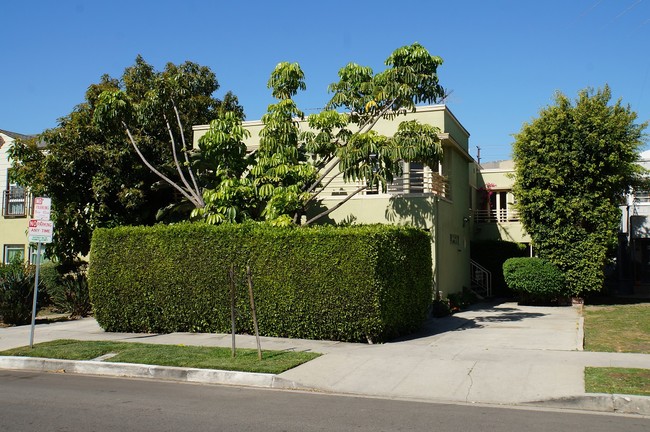 839 N Alfred St, Unit 839.5 in Los Angeles, CA - Foto de edificio - Building Photo