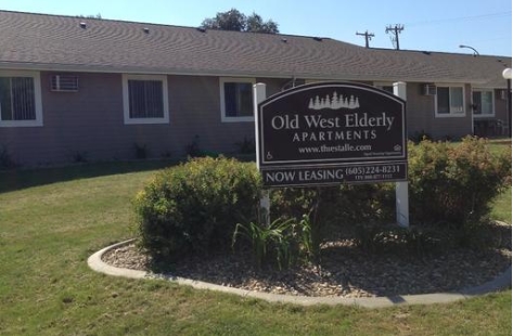 Old West Apartments in Fort Pierre, SD - Foto de edificio