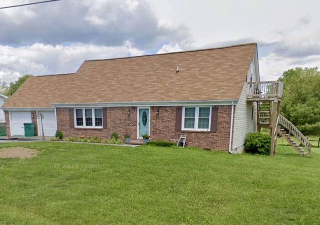 23287 Pioneer Dr in Bristol, VA - Building Photo