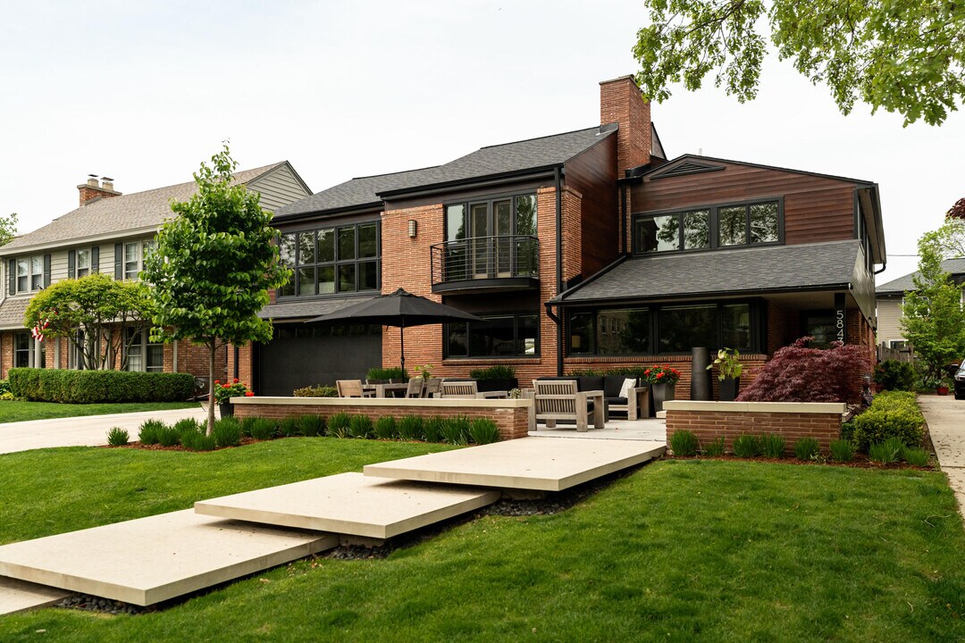 5843 N Maitland Ct in Whitefish Bay, WI - Building Photo