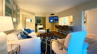 208 Bobolink Way in Naples, FL - Building Photo