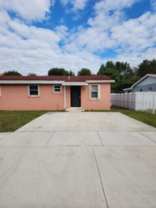 2523 NW 175th Ter, Unit 2523 in Miami Gardens, FL - Building Photo
