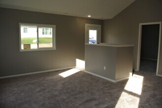 512 Hiawatha St in Minot, ND - Foto de edificio - Building Photo