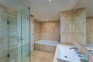 102 24th St, Unit 1007 in Miami Beach, FL - Foto de edificio - Building Photo