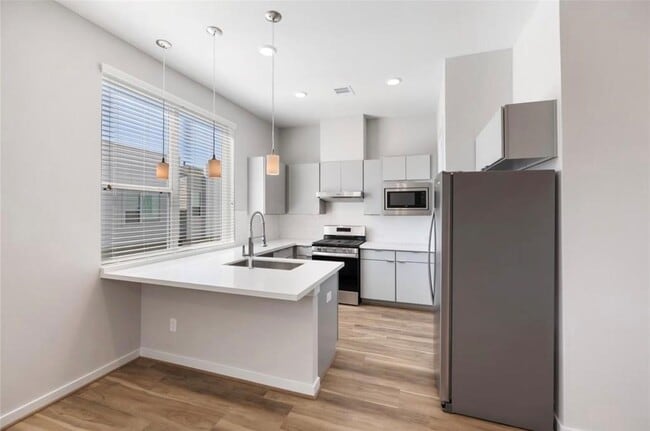 604 Thornton Oaks Ln