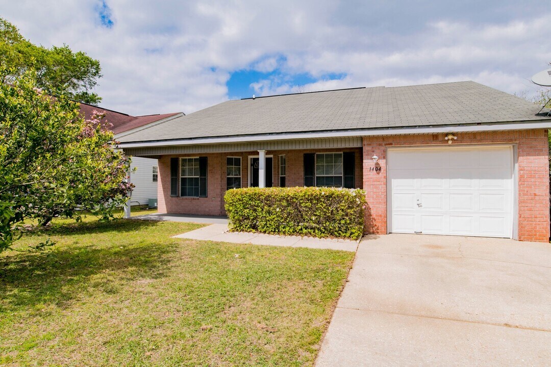 1404 Aggie Way in Pensacola, FL - Foto de edificio