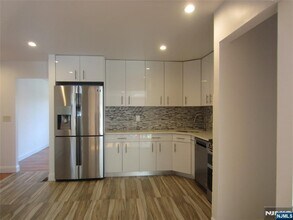 423 Leonhardt Dr in Saddle Brook, NJ - Building Photo - Building Photo