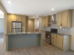 5507 Annette St in Zephyrhills, FL - Building Photo - Building Photo