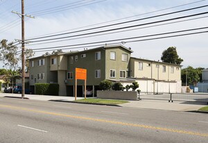 16 Units + 1 Non-conforming Unit in Los Angeles, CA - Building Photo