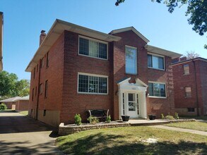 5825 Sunshine Dr in St. Louis, MO - Foto de edificio - Building Photo