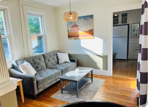 344 Merrimac St, Unit Super sized studio suite in Newburyport, MA - Foto de edificio - Building Photo