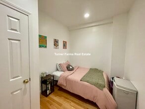 1077 Beacon St, Unit B in Brookline, MA - Building Photo - Building Photo