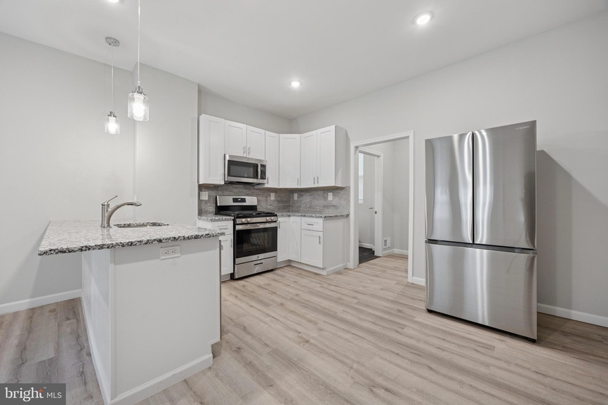 5213 Spruce St, Unit A in Philadelphia, PA - Building Photo