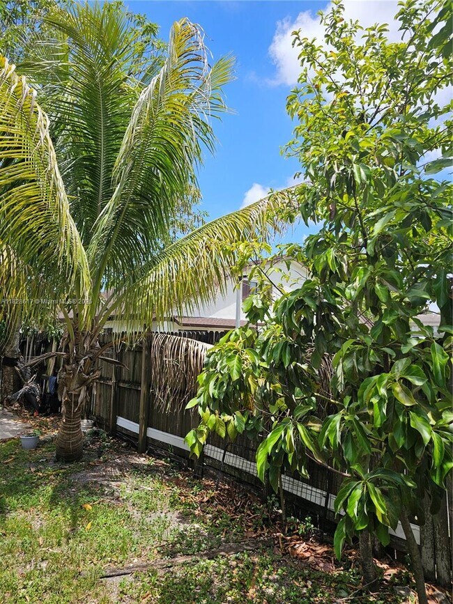 7850 SW 10th Ct in North Lauderdale, FL - Foto de edificio - Building Photo