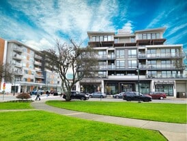 2461 Sidney Ave in Sidney, BC - Building Photo