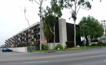 Walnut Glen Apartments in Van Nuys, CA - Building Photo - Building Photo