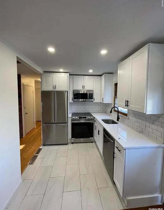 34 Hallock Landing Rd in Rocky Point, NY - Building Photo