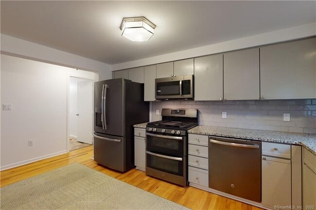 108 Weaver St in Greenwich, CT - Building Photo - Building Photo