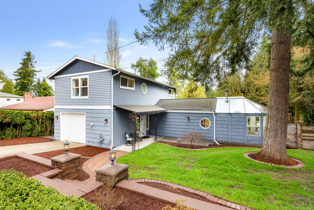 7822 132nd Ave NE in Kirkland, WA - Building Photo