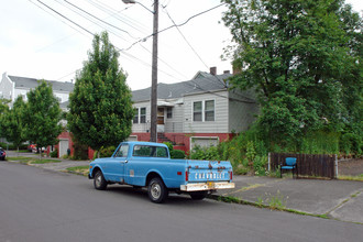 1901-1919 NE Davis St in Portland, OR - Building Photo - Building Photo