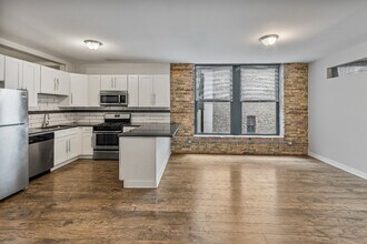 357 W Chicago Ave in Chicago, IL - Building Photo - Building Photo