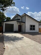 513 Sabine St in Lockhart, TX - Building Photo - Building Photo