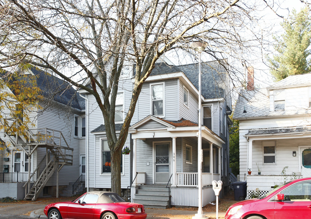 306 Thompson St in Ann Arbor, MI - Foto de edificio