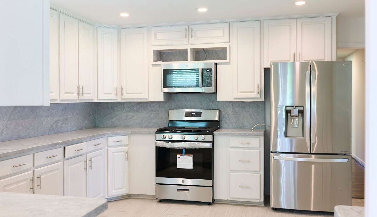 9326 Willowview Ln in Houston, TX - Building Photo
