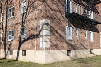 Bayside Manor Park Apartments in Flushing, NY - Building Photo - Building Photo