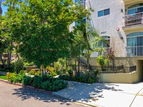 2027 Beloit Ave, Unit 105 in Los Angeles, CA - Foto de edificio - Building Photo