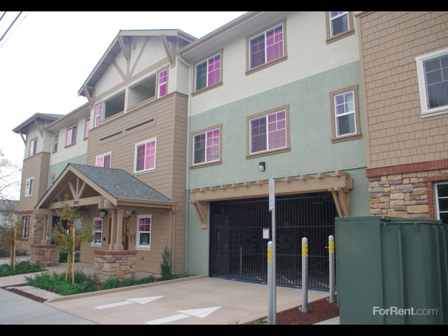 Magnolia Grove Condominiums in Castro Valley, CA - Building Photo - Building Photo