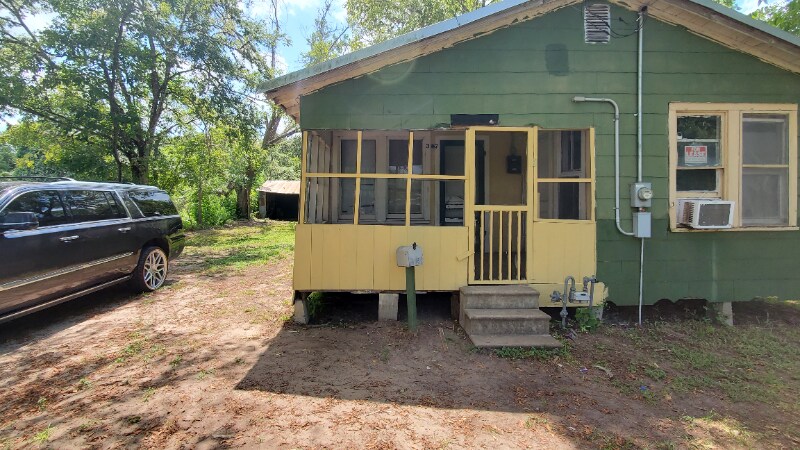 307 N Rogers St in Hallettsville, TX - Building Photo