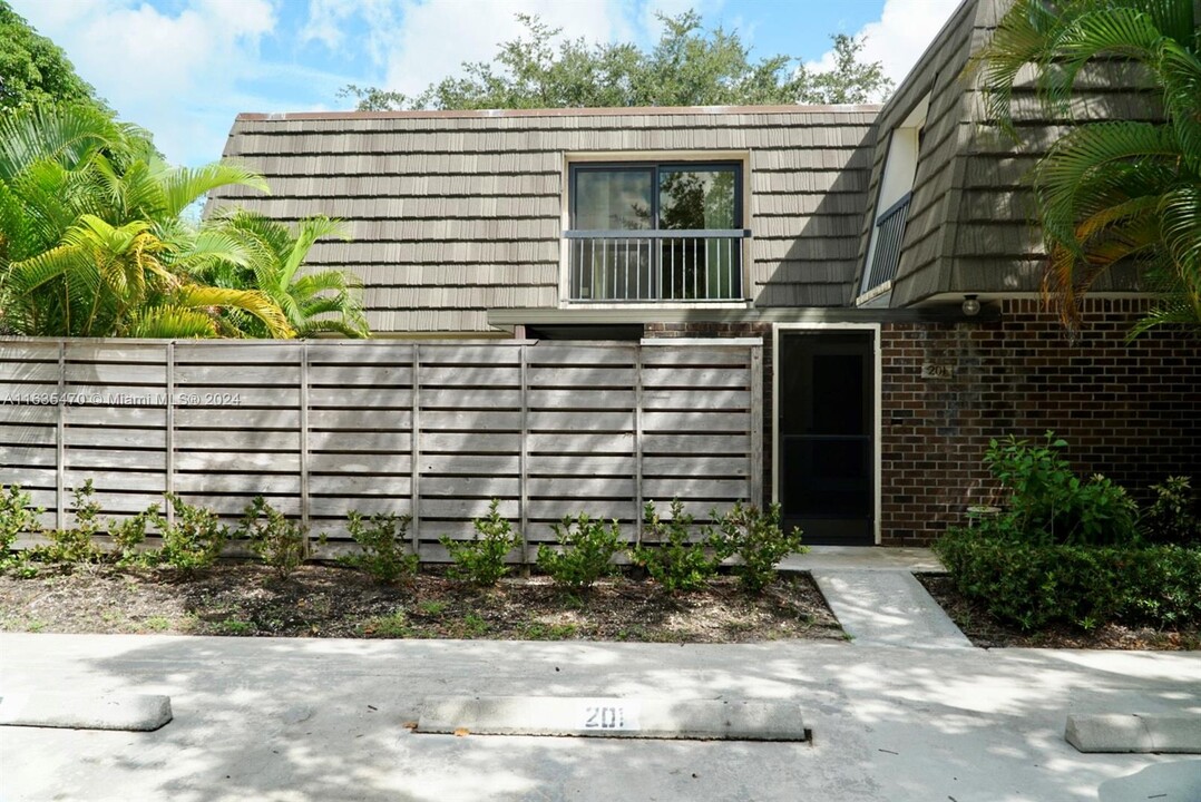 201 2nd Terrace in Palm Beach Gardens, FL - Building Photo