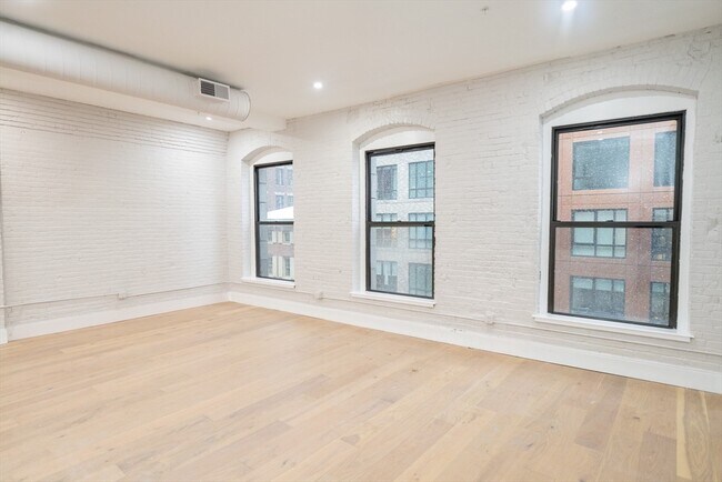 125 Broad St, Unit 3 in Boston, MA - Building Photo - Building Photo