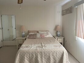 251 Airport Ave E in Venice, FL - Building Photo