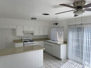 6804 Wilson Rd in Bakersfield, CA - Foto de edificio - Building Photo