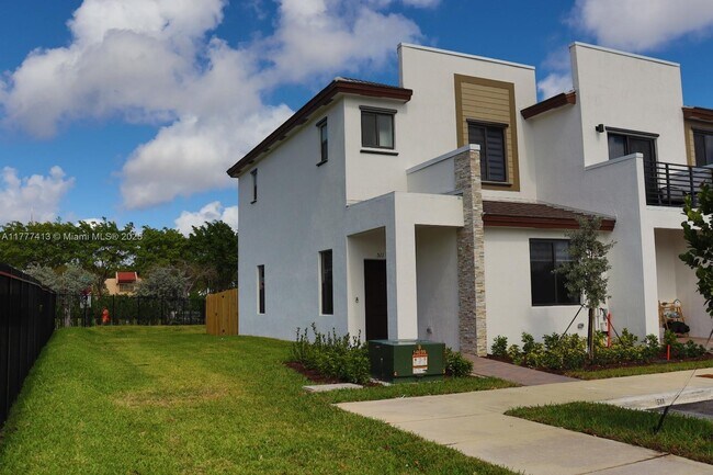 511 NE 208th Terrace in Miami, FL - Building Photo - Building Photo