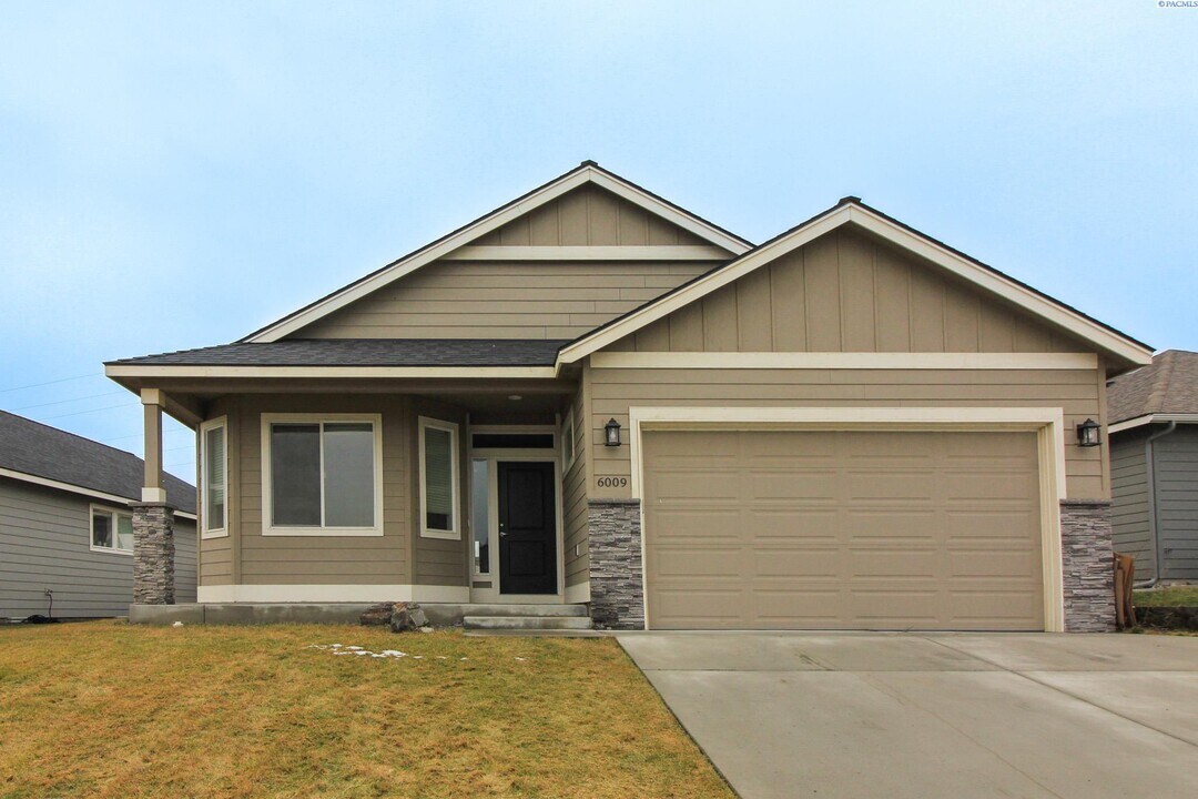 6009 W 41st Ave in Kennewick, WA - Building Photo