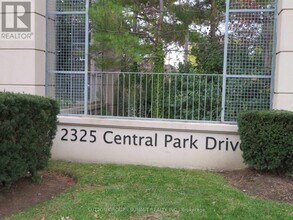 2325 Central Park Dr in Oakville, ON - Building Photo - Building Photo