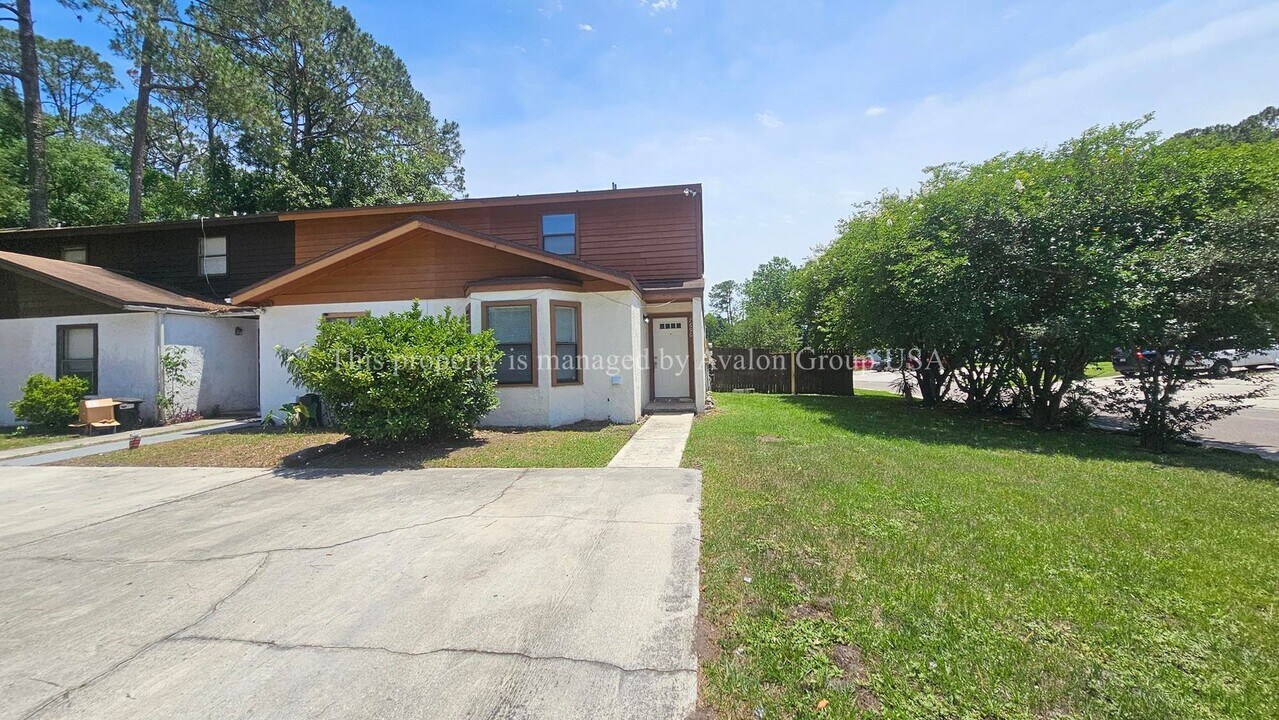 7690 Jana Ln S in Jacksonville, FL - Building Photo