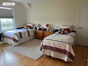 896 Deerfield Rd in Water Mill, NY - Foto de edificio - Building Photo