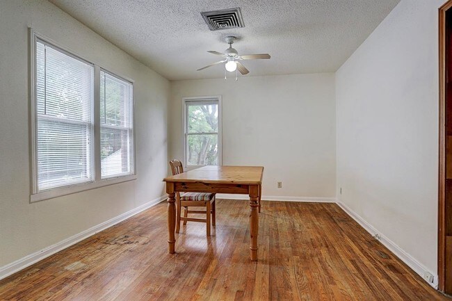 2308 McClendon St-Unit -2 in Houston, TX - Foto de edificio - Building Photo