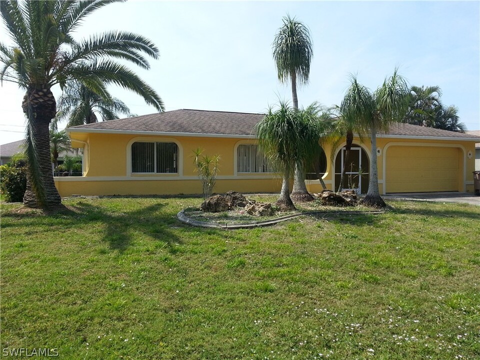 1814 Four Mile Cove Pkwy in Cape Coral, FL - Foto de edificio