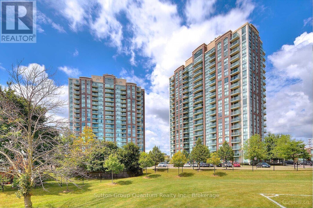 4879-4879 Kimbermount Ave in Mississauga, ON - Building Photo