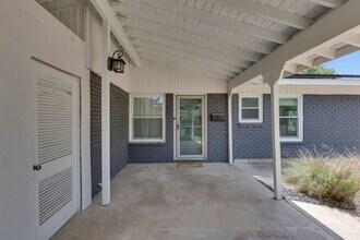 2102 Bristol Dr in Austin, TX - Building Photo - Building Photo